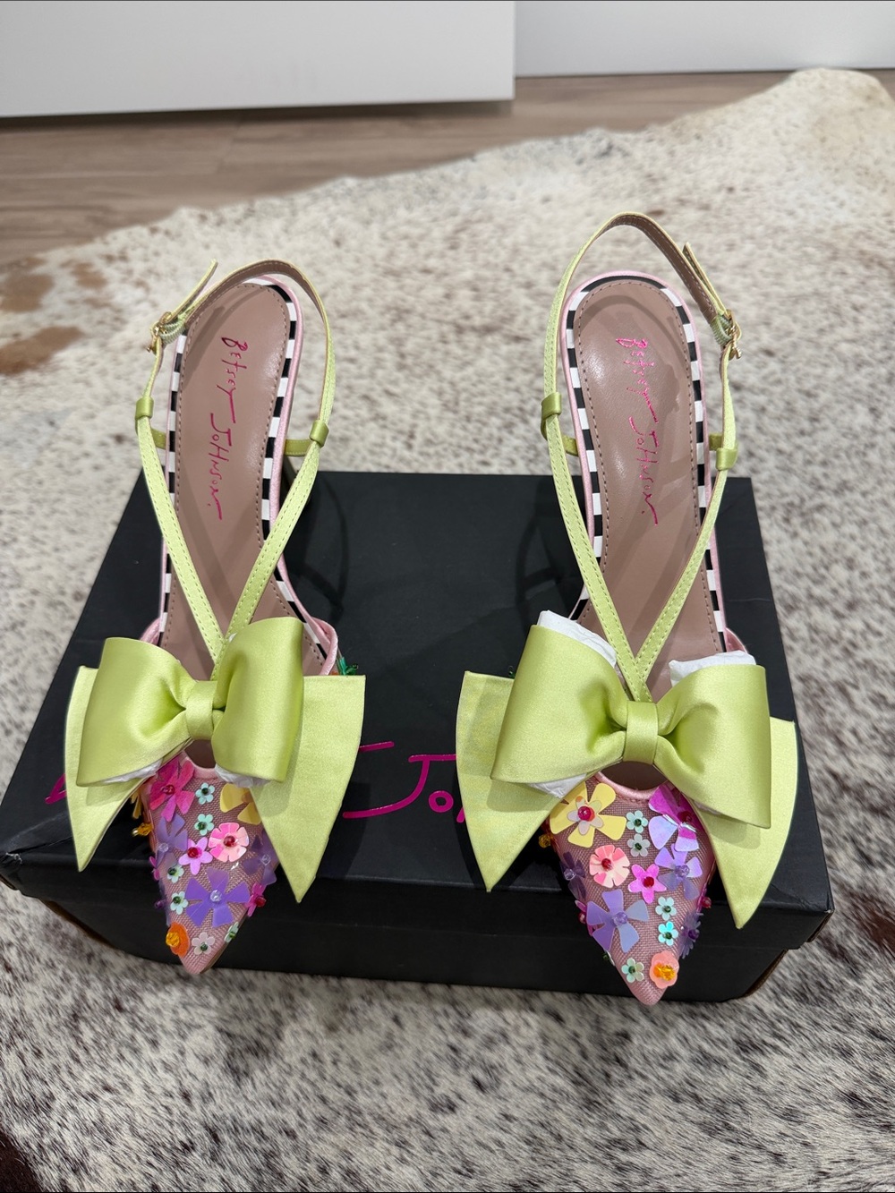 Betsey Johnson Lime Green Bow Floral Appliqué Pointed Slingbacks